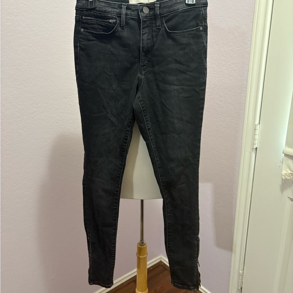 Athleta SKULPTEK Black Skinny Jeans with Stretch Fit. Size 4. Ankle Zip